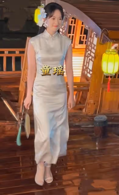 央視中秋晚會女星造型!萬茜腰部鏤空秀性感,童瑤穿旗袍凹凸有致