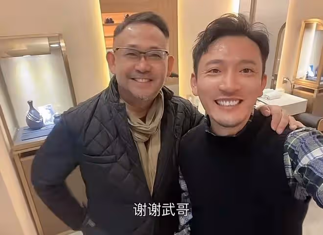 52歲姜武罕見露面,外出剪頭花費近兩千,身形發福鬍子拉碴顯邋遢