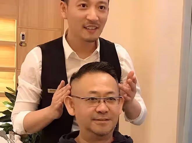 52歲姜武罕見露面,外出剪頭花費近兩千,身形發福鬍子拉碴顯邋遢