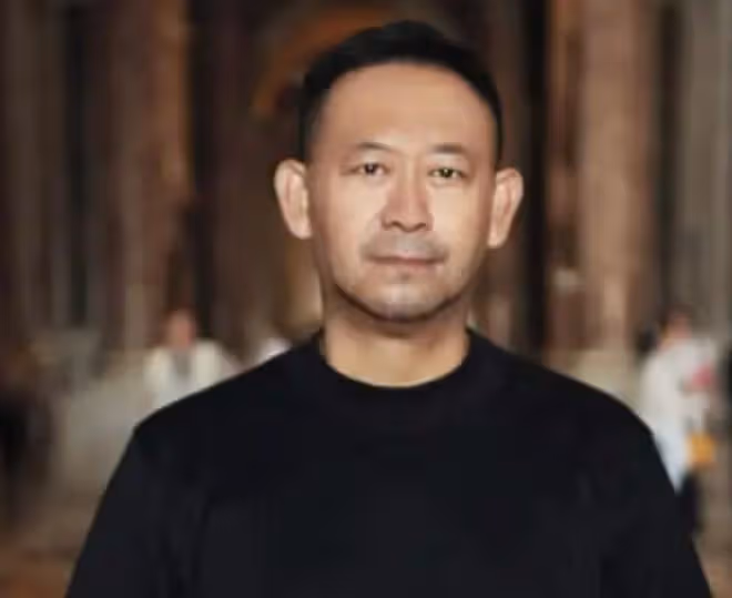 52歲姜武罕見露面,外出剪頭花費近兩千,身形發福鬍子拉碴顯邋遢