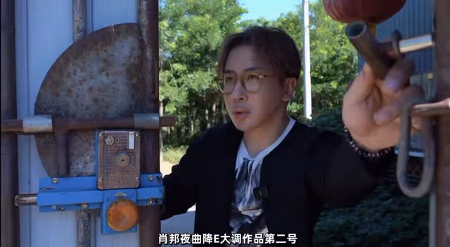 劉謙與網紅大秀漂浮術!自嘲事業遇低谷需幫助,臉部僵硬模樣大變