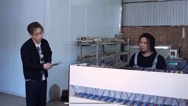 劉謙與網紅大秀漂浮術!自嘲事業遇低谷需幫助,臉部僵硬模樣大變