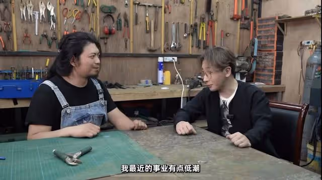 劉謙與網紅大秀漂浮術!自嘲事業遇低谷需幫助,臉部僵硬模樣大變