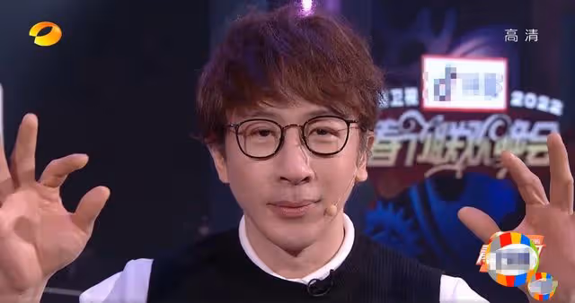 劉謙與網紅大秀漂浮術！自嘲事業遇低谷需幫助，臉部僵硬模樣大變