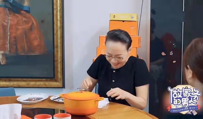 宋丹丹一家罕見同框，大讚兒媳是好媽媽，婆媳談心關係融洽惹人羨