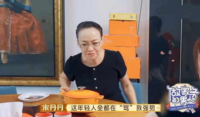 宋丹丹一家罕見同框，大讚兒媳是好媽媽，婆媳談心關係融洽惹人羨