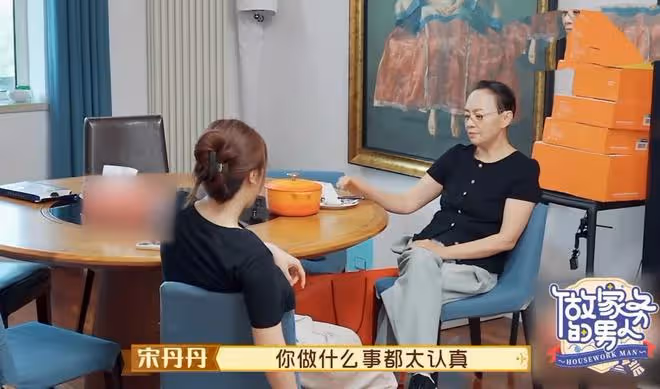 宋丹丹一家罕見同框，大讚兒媳是好媽媽，婆媳談心關係融洽惹人羨