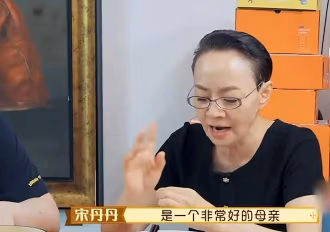 宋丹丹一家罕見同框，大讚兒媳是好媽媽，婆媳談心關係融洽惹人羨