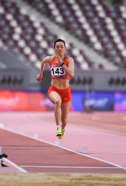 短跑名將謝震業求婚成功,與大3歲女友相戀11年,女方為跳遠冠軍