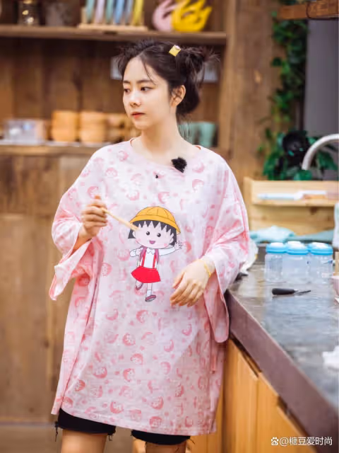 譚松韻粉印花T恤下半身失蹤穿搭!甜美可愛,青春活力狀態似少女