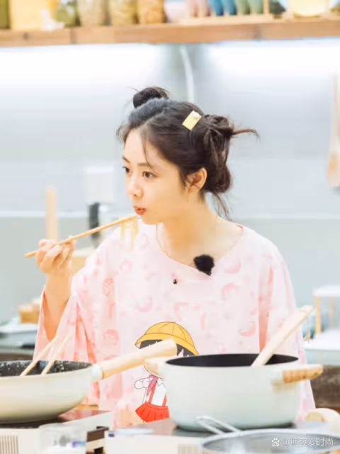 譚松韻粉印花T恤下半身失蹤穿搭!甜美可愛,青春活力狀態似少女