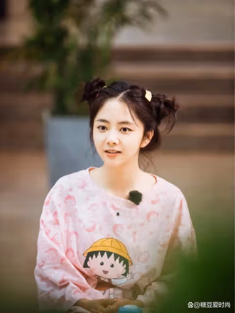 譚松韻粉印花T恤下半身失蹤穿搭!甜美可愛,青春活力狀態似少女