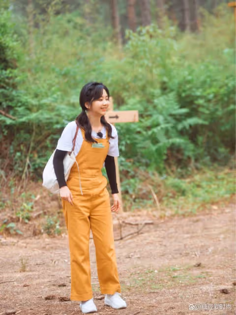 譚松韻粉印花T恤下半身失蹤穿搭!甜美可愛,青春活力狀態似少女