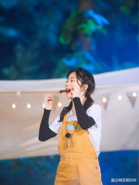 譚松韻粉印花T恤下半身失蹤穿搭!甜美可愛,青春活力狀態似少女