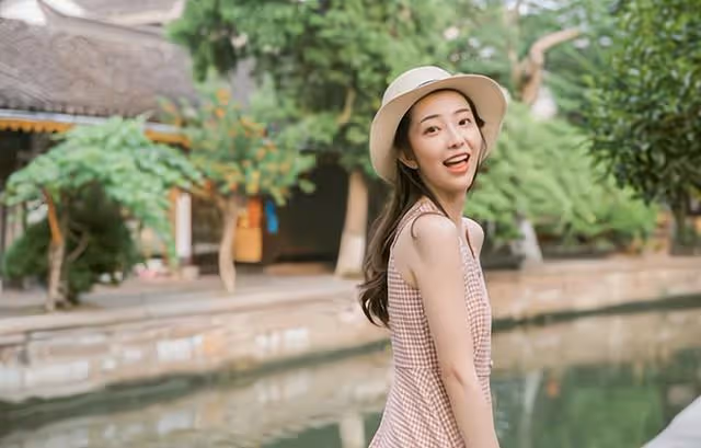 裸婚8年,丈夫補送5萬鑽戒,妻子嫌貴去退,銷售:抱歉,贈品不退