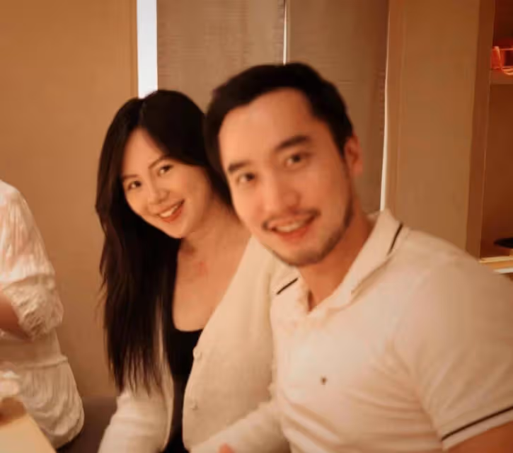 賴弘國曬夫妻合照慶祝老婆坐完月子，女方產後浮腫但素顏依舊清秀