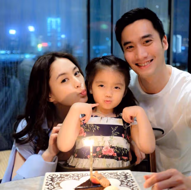 賴弘國曬夫妻合照慶祝老婆坐完月子，女方產後浮腫但素顏依舊清秀
