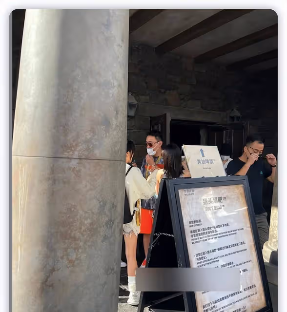 王思聰懷疑自己不想走路坐在輪椅上，盤腿坐著會很過癮，身邊都是美女