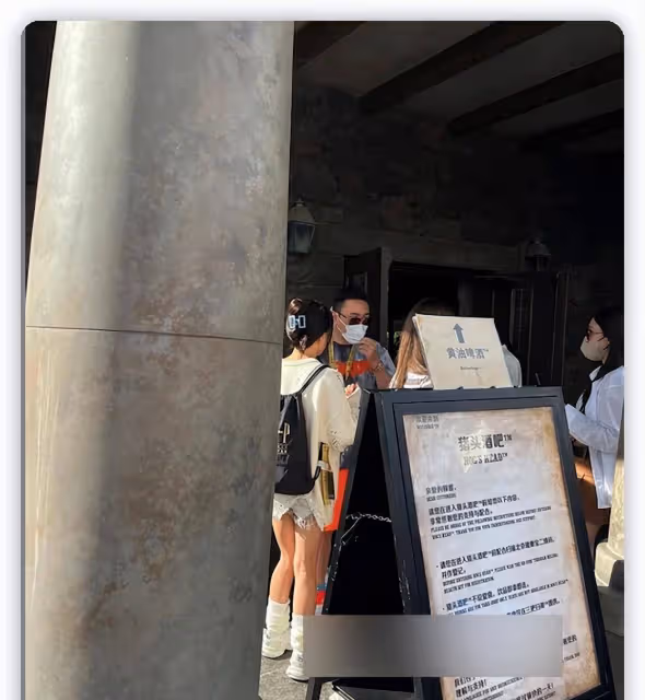 王思聰懷疑自己不想走路坐在輪椅上，盤腿坐著會很過癮，身邊都是美女