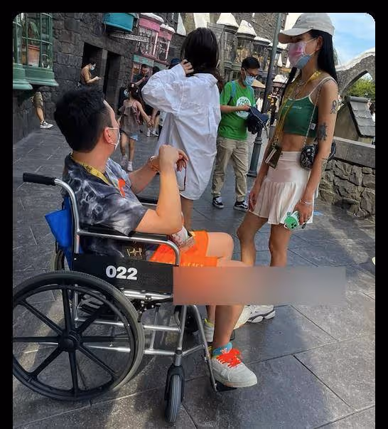 王思聰懷疑自己不想走路坐在輪椅上，盤腿坐著會很過癮，身邊都是美女