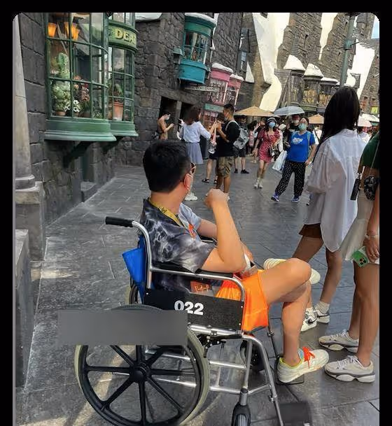 王思聰懷疑自己不想走路坐在輪椅上，盤腿坐著會很過癮，身邊都是美女