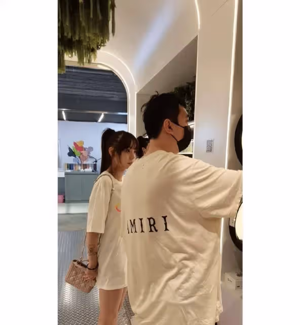 王思聰懷疑自己不想走路坐在輪椅上，盤腿坐著會很過癮，身邊都是美女