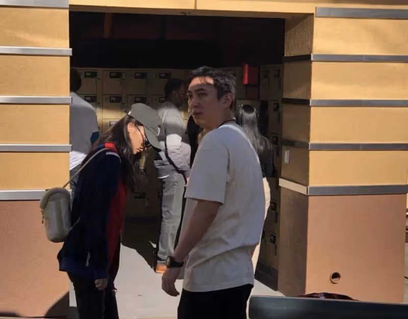 王思聰懷疑自己不想走路坐在輪椅上，盤腿坐著會很過癮，身邊都是美女