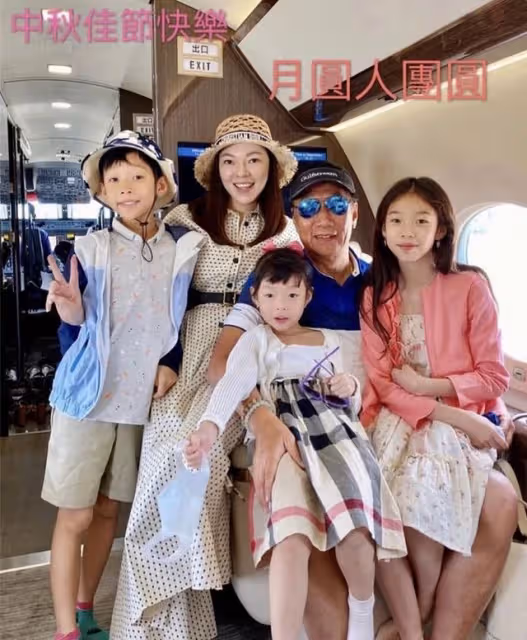 中秋節甜曬全家福,郭台銘小23歲嫩妻曝光「奢華私人飛機內景」 被網友扒出「當年劉嘉玲也坐過」