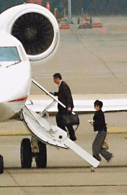 中秋節甜曬全家福,郭台銘小23歲嫩妻曝光「奢華私人飛機內景」 被網友扒出「當年劉嘉玲也坐過」