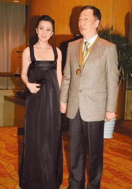 中秋節甜曬全家福,郭台銘小23歲嫩妻曝光「奢華私人飛機內景」 被網友扒出「當年劉嘉玲也坐過」