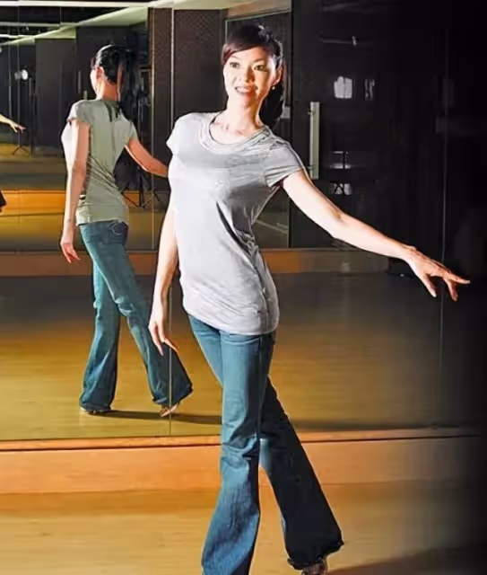 中秋節甜曬全家福,郭台銘小23歲嫩妻曝光「奢華私人飛機內景」 被網友扒出「當年劉嘉玲也坐過」