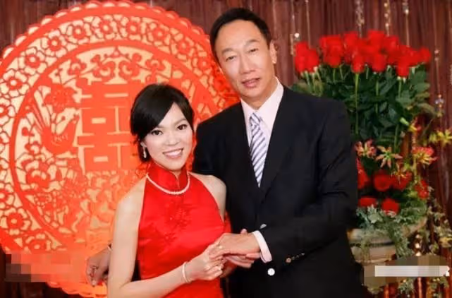 中秋節甜曬全家福,郭台銘小23歲嫩妻曝光「奢華私人飛機內景」 被網友扒出「當年劉嘉玲也坐過」