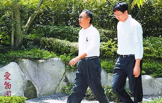 中秋節甜曬全家福,郭台銘小23歲嫩妻曝光「奢華私人飛機內景」 被網友扒出「當年劉嘉玲也坐過」