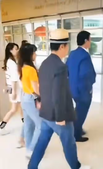 67歲張國立私下聚會,身邊跟三位長腿美女,與妙齡女子聊天笑開花