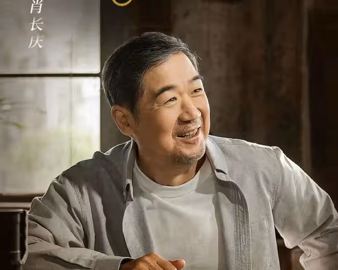 67歲張國立私下聚會,身邊跟三位長腿美女,與妙齡女子聊天笑開花