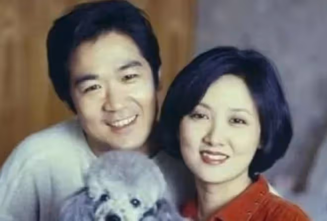 67歲張國立私下聚會,身邊跟三位長腿美女,與妙齡女子聊天笑開花