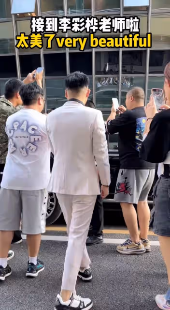港星李彩樺為網紅站台!貼心夾菜盛湯親密擦嘴,一臉嬌羞曖昧不清