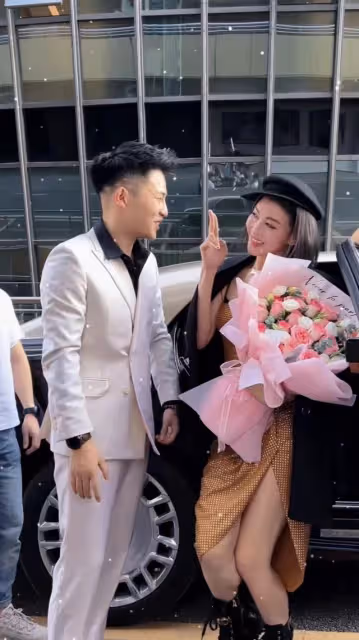 港星李彩樺為網紅站台!貼心夾菜盛湯親密擦嘴,一臉嬌羞曖昧不清