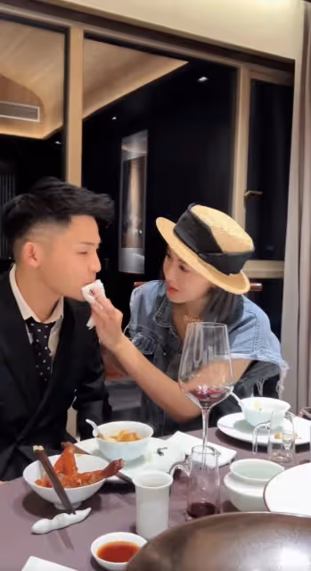 港星李彩樺為網紅站台!貼心夾菜盛湯親密擦嘴,一臉嬌羞曖昧不清
