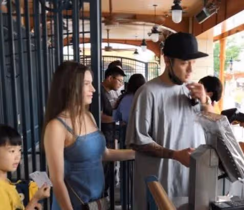 蔣勁夫在鄉下學駕照渾身痞氣,沉迷紋身氣質大變,現靠送外賣維生