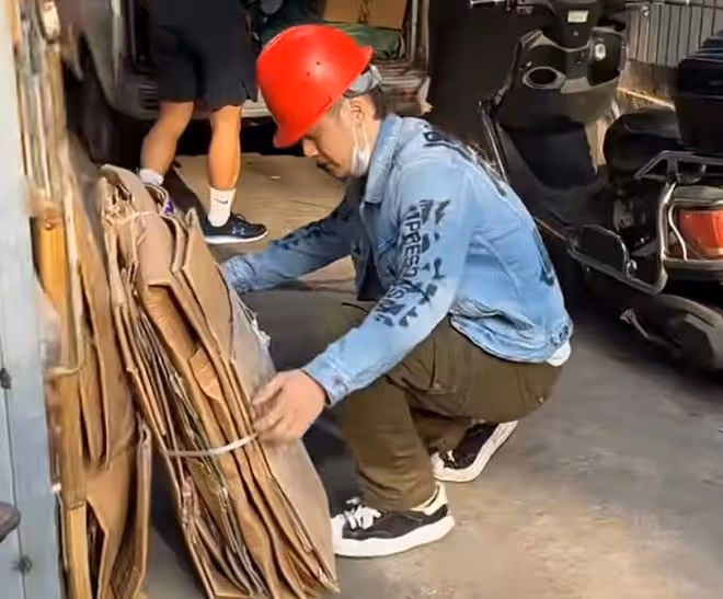 蔣勁夫在鄉下學駕照渾身痞氣,沉迷紋身氣質大變,現靠送外賣維生