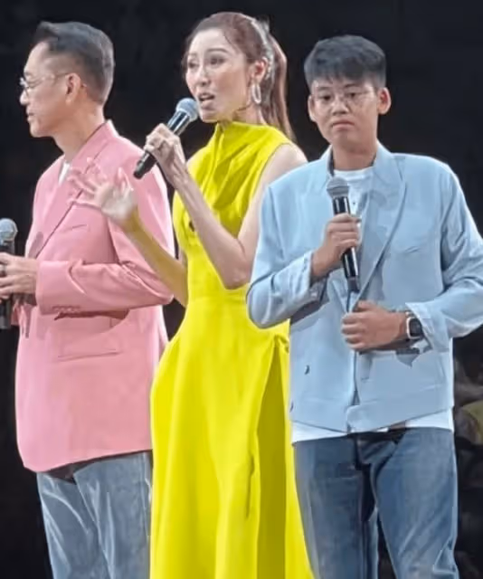 李嘉欣兒子首次登台!「淡藍色西裝+黝黑皮膚」長相帥氣,11歲身材出眾氣質不輸小正太,網友:基因太強大