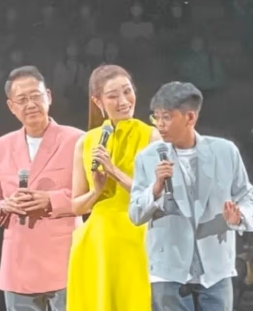 李嘉欣兒子首次登台!「淡藍色西裝+黝黑皮膚」長相帥氣,11歲身材出眾氣質不輸小正太,網友:基因太強大