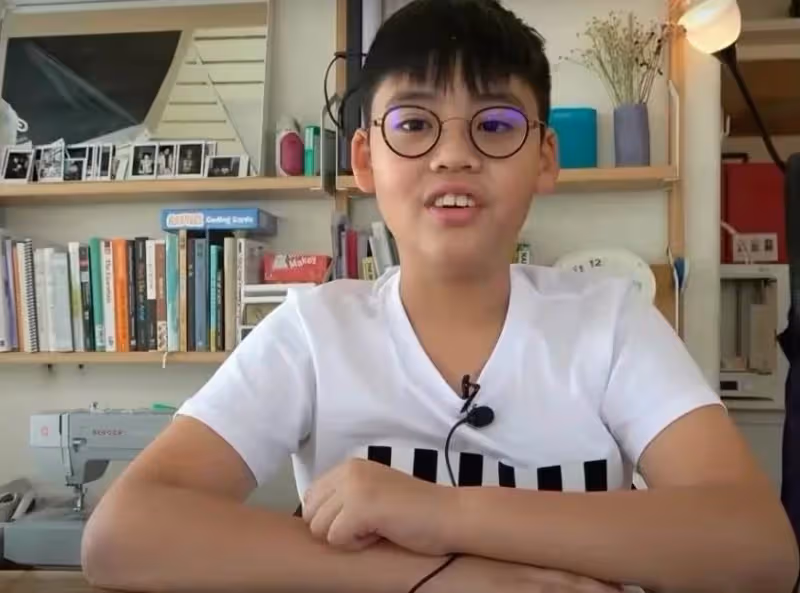 李嘉欣兒子首次登台!「淡藍色西裝+黝黑皮膚」長相帥氣,11歲身材出眾氣質不輸小正太,網友:基因太強大