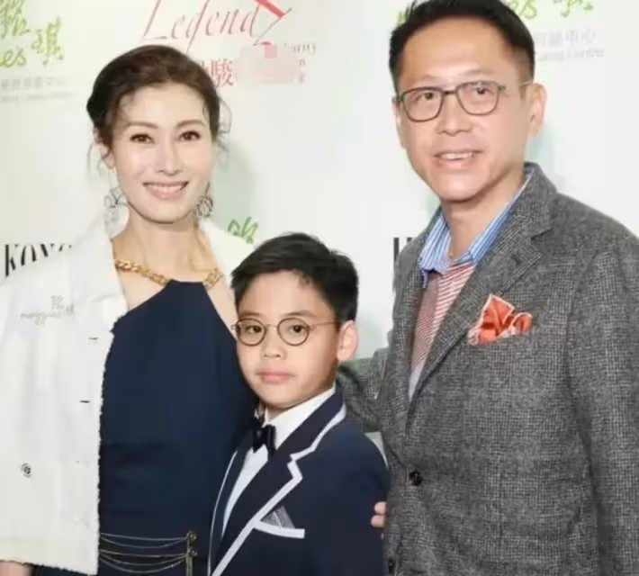 李嘉欣兒子首次登台!「淡藍色西裝+黝黑皮膚」長相帥氣,11歲身材出眾氣質不輸小正太,網友:基因太強大