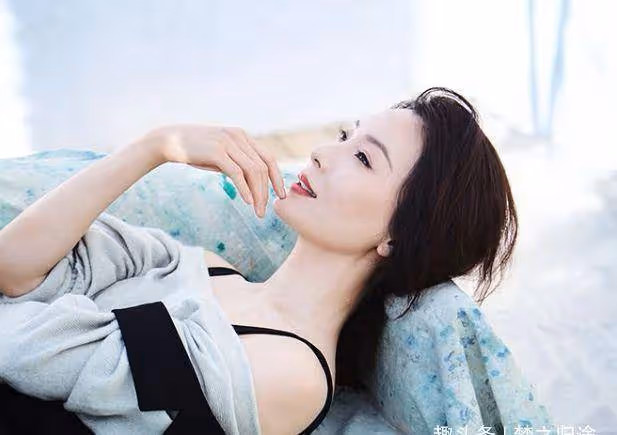出道17年無緋聞,嫁給二婚丈夫做8年後媽,為當好繼母不再生育
