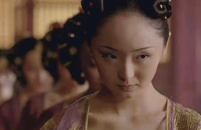 被張藝謀相中後一炮而紅，顏值不輸唐嫣，如今卻無戲可拍