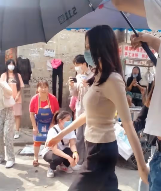 迪麗熱巴生圖太美了!路人視角依舊美艷動人,絕美身材真讓人羨慕
