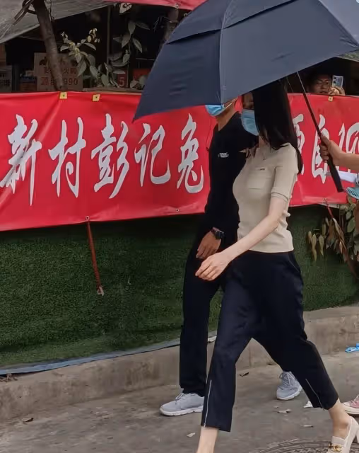 迪麗熱巴生圖太美了!路人視角依舊美艷動人,絕美身材真讓人羨慕