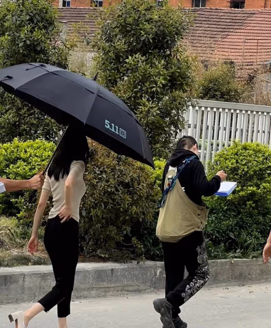 迪麗熱巴生圖太美了!路人視角依舊美艷動人,絕美身材真讓人羨慕